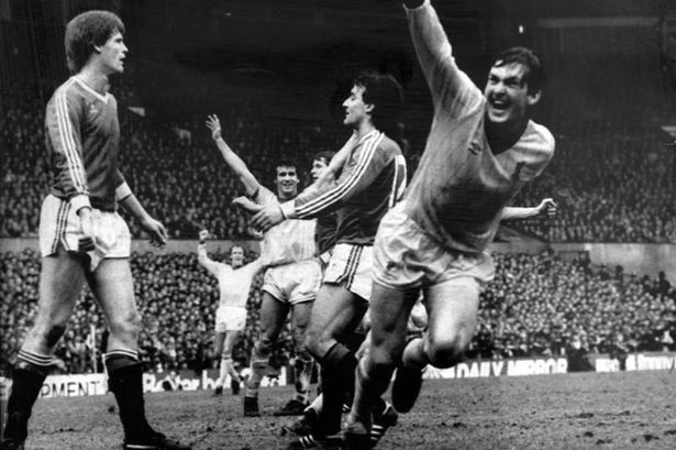 Năm 1983. Kenny Dalglish ăn mừng sau khi ghi bàn vào lưới tử địch Manchester United ngay ở Old Trafford.